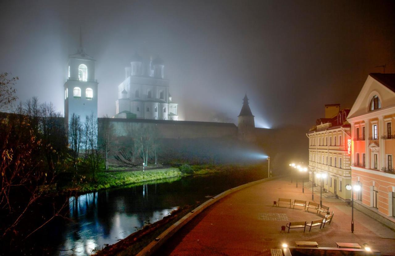 Golden Embankment Hotel Pskov Exterior photo